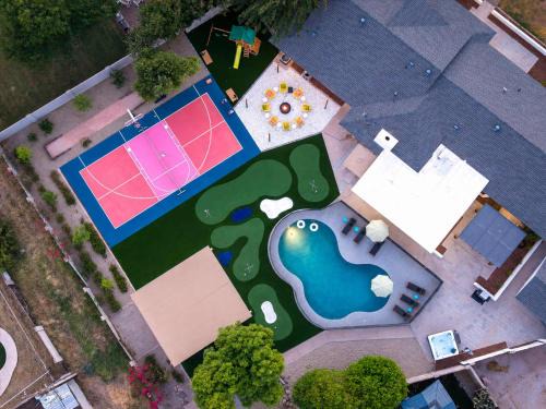 Mesa House | Golf Simulator Pool Sports Court Sleeps 24