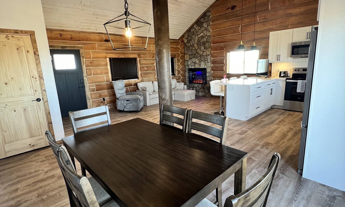 Valle Cabin | Grand Canyon Cozy Log Home with Hot Tub