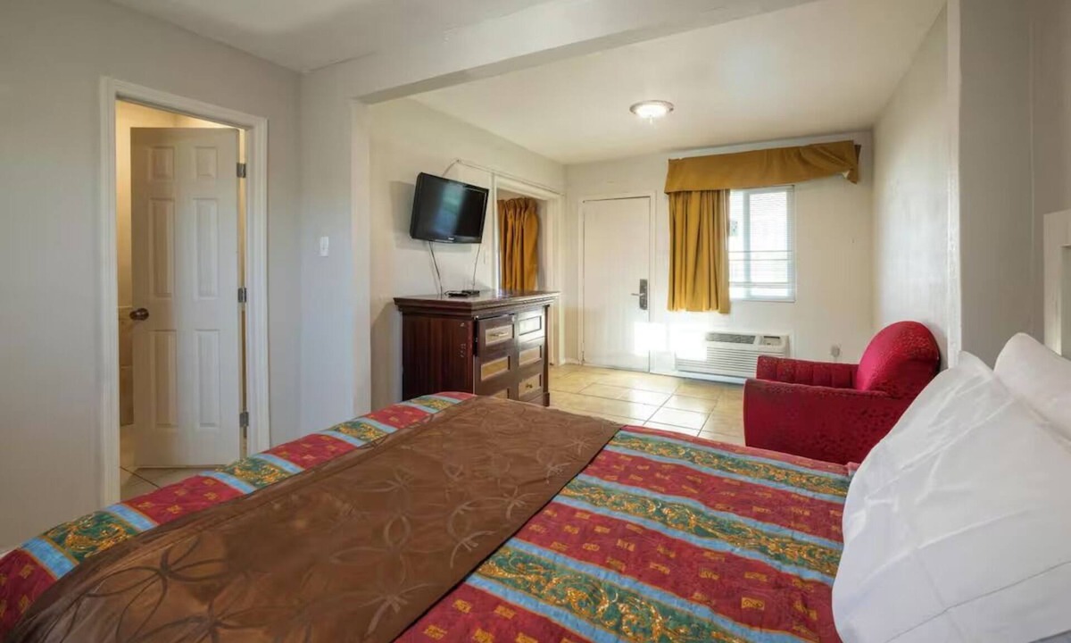 Mesa Hotel | Great for Families King Bed Room Near Papago & Phoenix Zoo