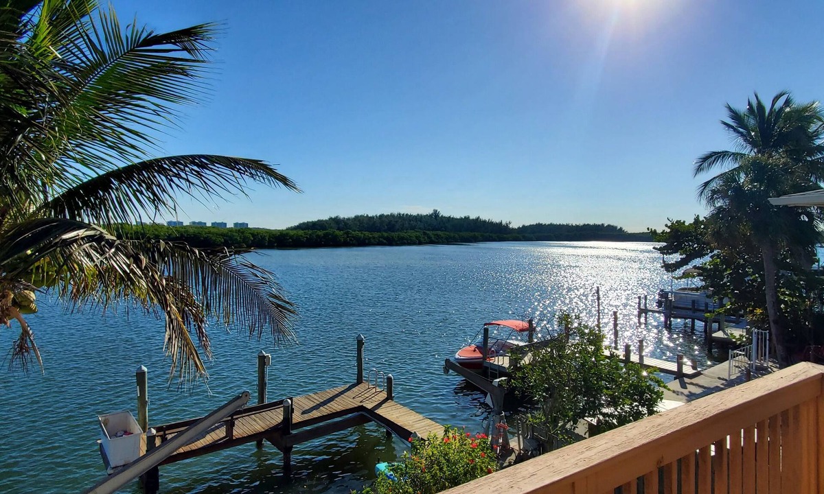 Siesta Key Apartment | Great place to see the dolphins! And less than half a mile from Turtle Beach