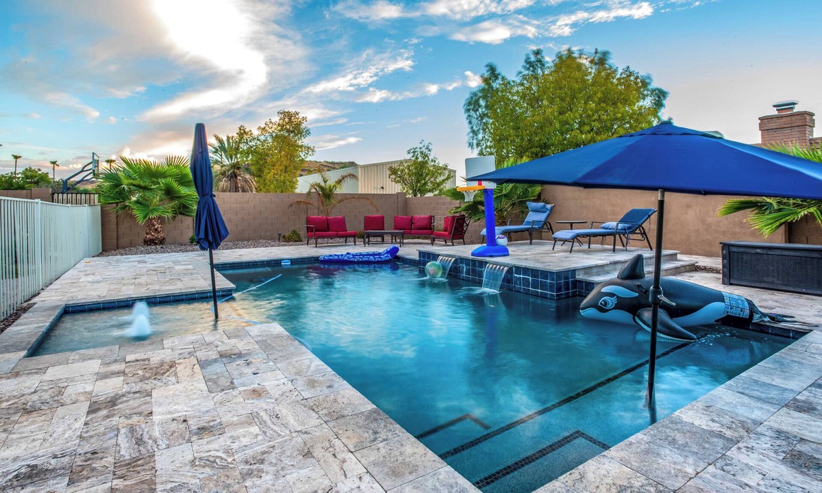 Saddleback Hills House | Group Getaway w/Pool & Putting Green in Glendale