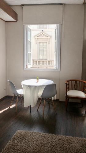Lima Historic Center Apartment | Habitación con balcón con vista al corazón de la ciudad