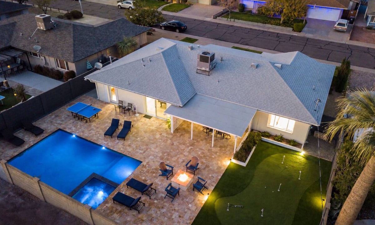 Village Grove House | ☆ Heated Pool & Spa! Putting Green! Pool Table! Ping Pong! The Sweet Life ☆