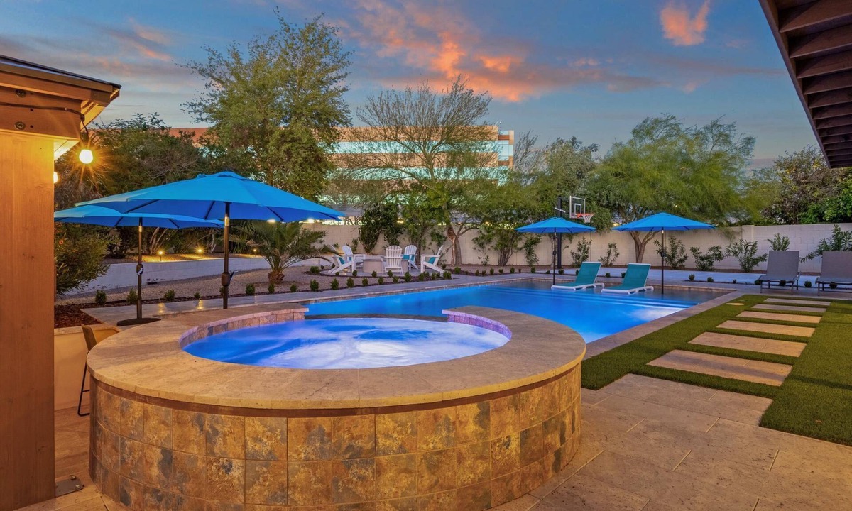 Paradise Valley Village House | Heated Pool w/swim up bar seating & Spa, Pool Table, Basketball Court, Putting green + FREE Golf!