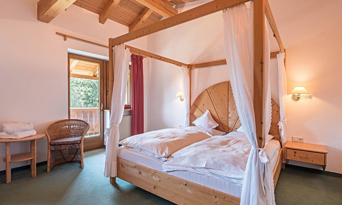 Compaccio Apartment | Holiday Apartment "Ferienparadies Sabina Zirbel" in the Nature Park Next to Seiser Alm