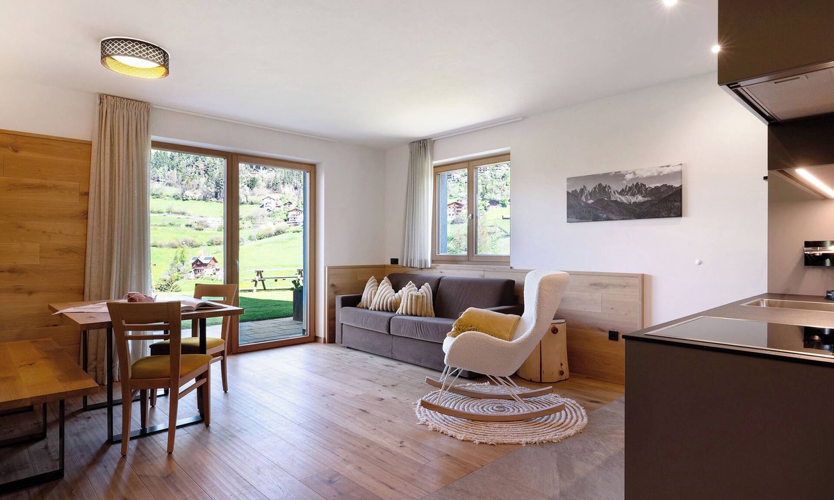 Villnoss Apartment | Holiday Apartment 'Baumannhof Apartment Tera' with Mountain View, Shared Terrace and Wi-Fi