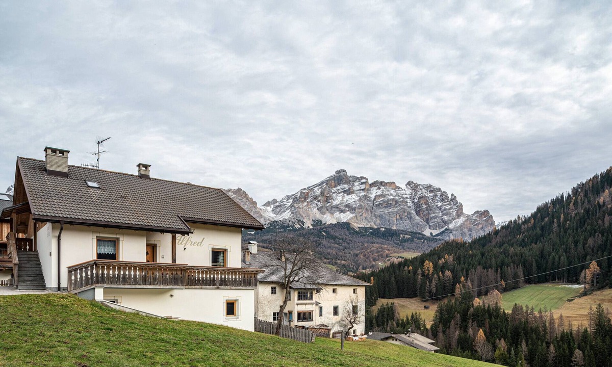 La Villa Apartment | Holiday Apartment 'Ciasa Alfred' with Mountain View, Wi-Fi & Balcony