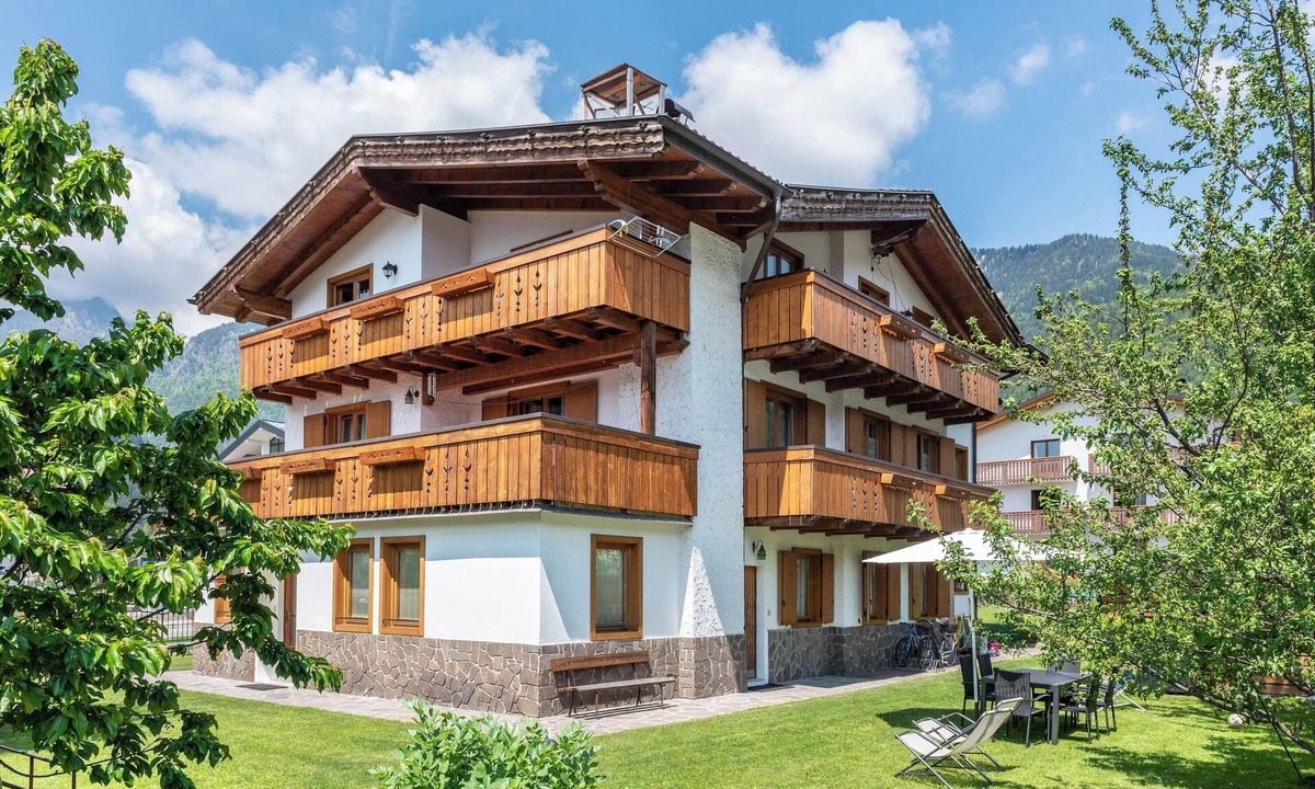 Pinzolo Apartment | Holiday Apartment "Dolomiti di Brenta" with Mountain View, Garden & Wi-Fi