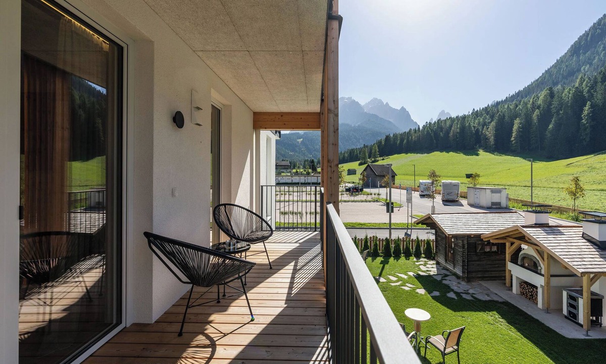 Sesto Apartment | Holiday Apartment in a Hotel 'Apartment Home' with Mountain View, Shared Garden and Wi-Fi