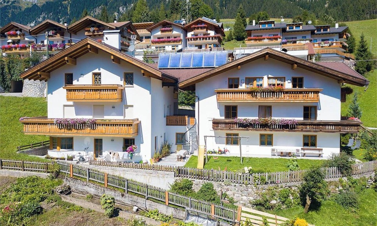 Racines Apartment | Holiday Apartment "Parigger Apt Lavendel" with Mountain View, Shared Garden and Wi-Fi