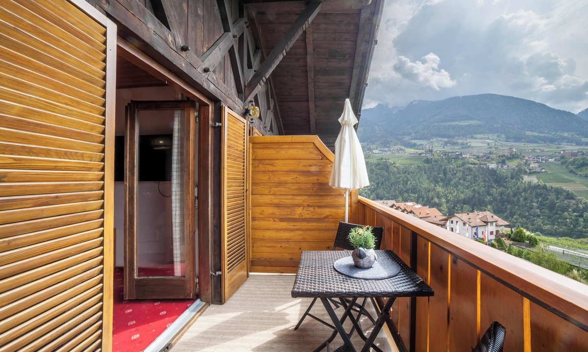 Caines Apartment | Holiday Apartment 'Sankt Corbinian 9' with Mountain View, Balcony, Shared Garden & Wi-Fi