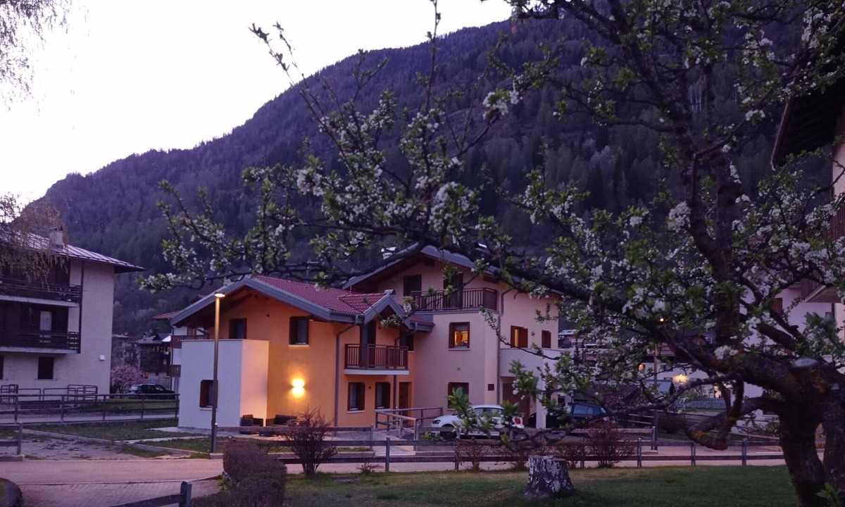 Pellizzano House | Holiday Home 'Casa Martinelli Rodelia Verde' with Mountain View, Private Garden and Wi-Fi