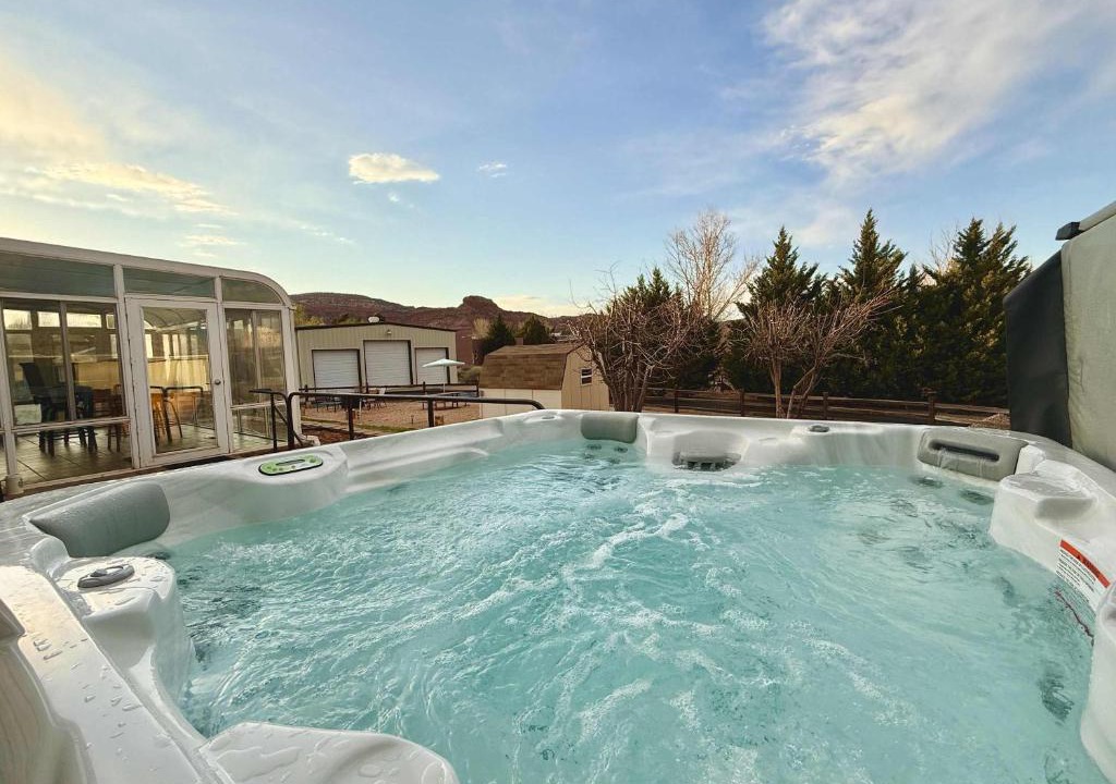 Kanab House | Home near Zion with private hot tub Sleeps 10