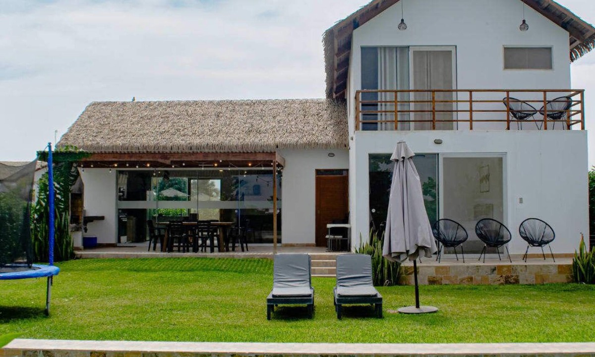 Centro Poblado Canyar Villa | HOP Praia: Modern Home with Lagoon View