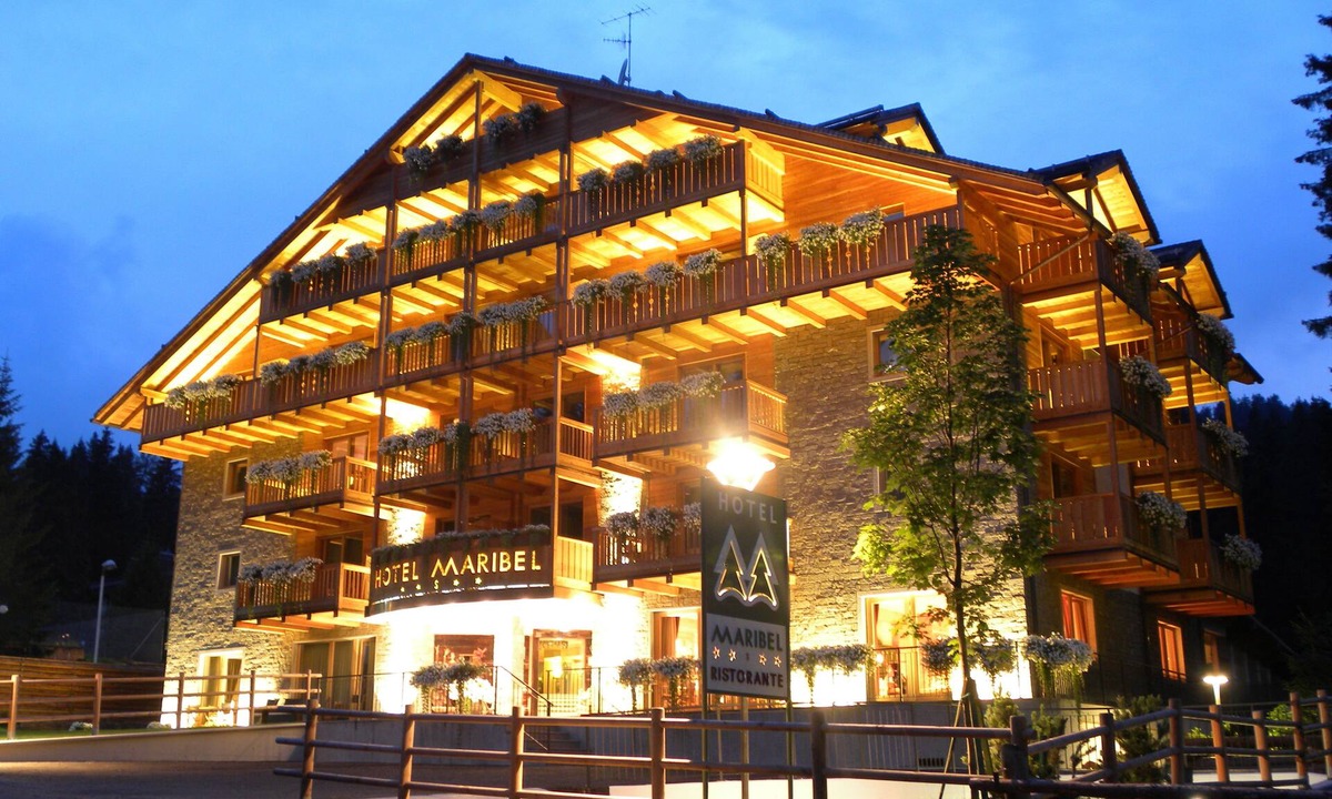 Campo Carlo Magno Hotel | Hotel Maribel