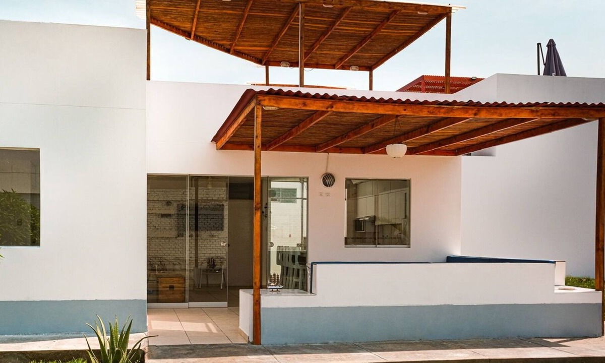 Cerro Azul House | House next to the beach in a condominium.