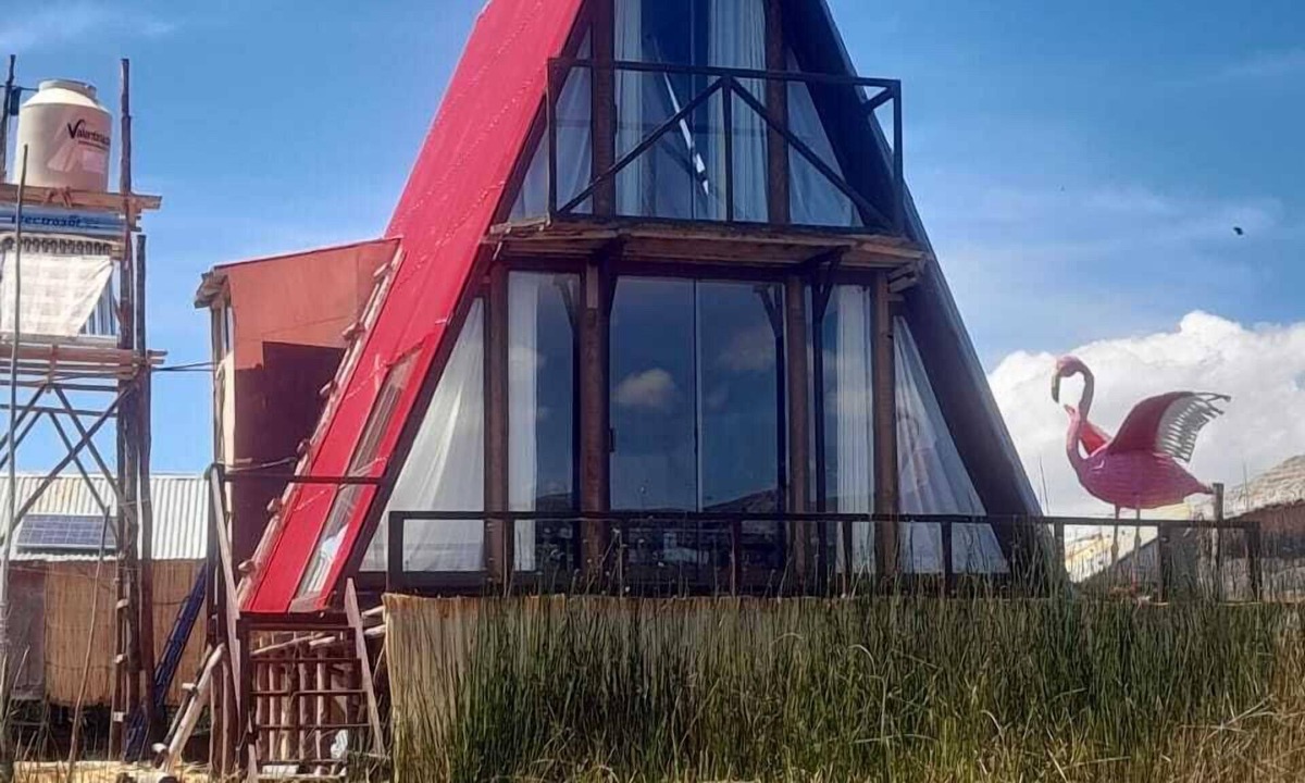 Puno Boat Rental | Houseboat on Lake Titicaca