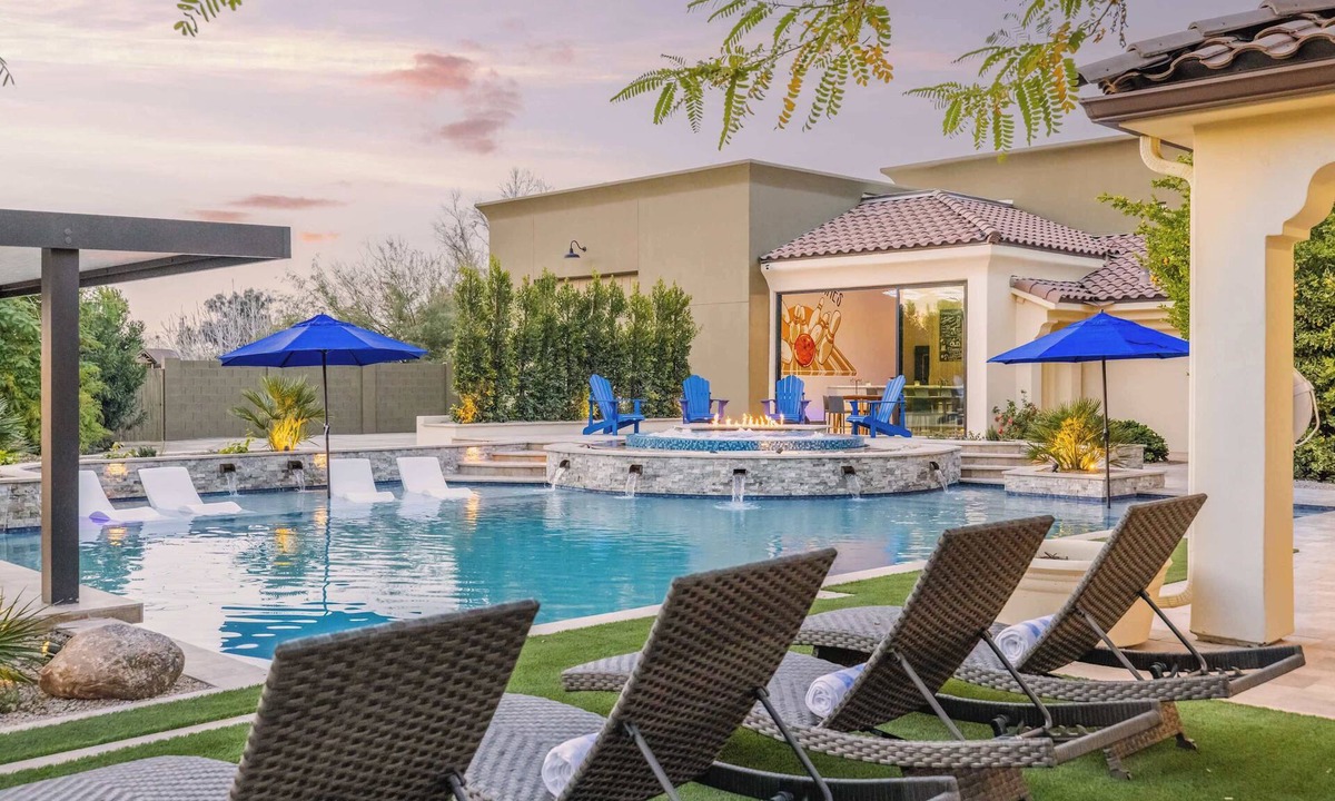 Central Scottsdale House | HÓZHÓ Shea | Bowling, Movie Theatre and Hot Tub