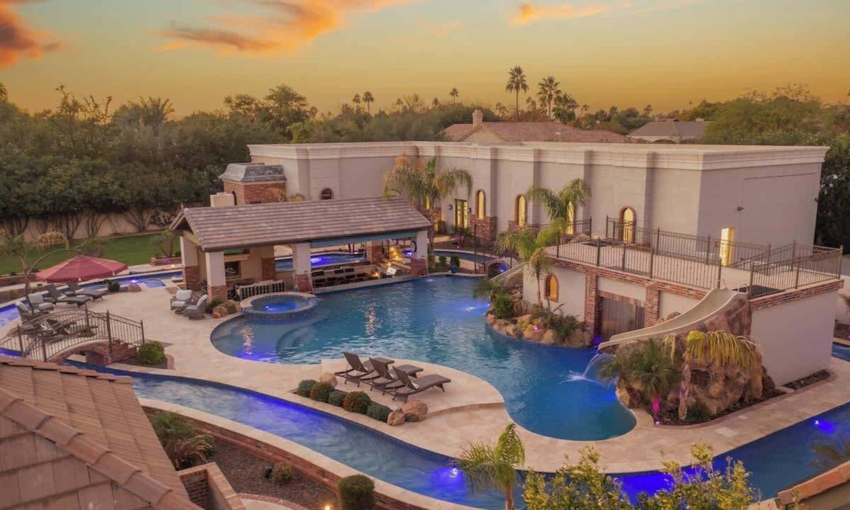 Cactus Acres House | HÓZHÓ Sunnyside | Lazy River | Pickleball | Slides