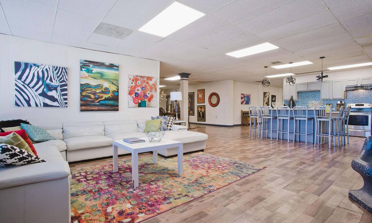 Downtown Memphis Condo | HUGE 5000 sqft condo 2 blocks Beale, 10 beds, 2king 8queen, 3 bath, parking lot