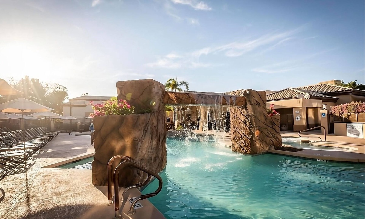 North Scottsdale Hotel | Ideal Mix of Comfort and Value! Swimming Pool, Full Kitchen, Free Parking!
