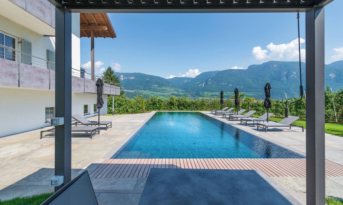 Tramin Apartment | "Zwerger Erker" vacation apartment with balcony, pool and large sunbathing lawn