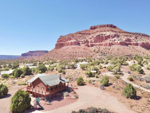 Kanab House | Kanab Family Luxury Log Cabin Hot Tub Pets OK