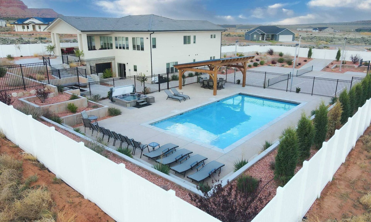 Kanab House | Kanab Vacation Home with Private Pool, Hot Tub, Pickleball and Basketball courts. Centrally located to Zion National Park and Bryce Canyon!