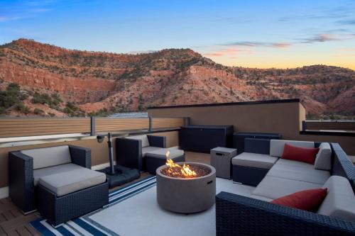 Kanab House | Kanab Villa Oasis New luxury home in upscale neighborhood with rooftop deck