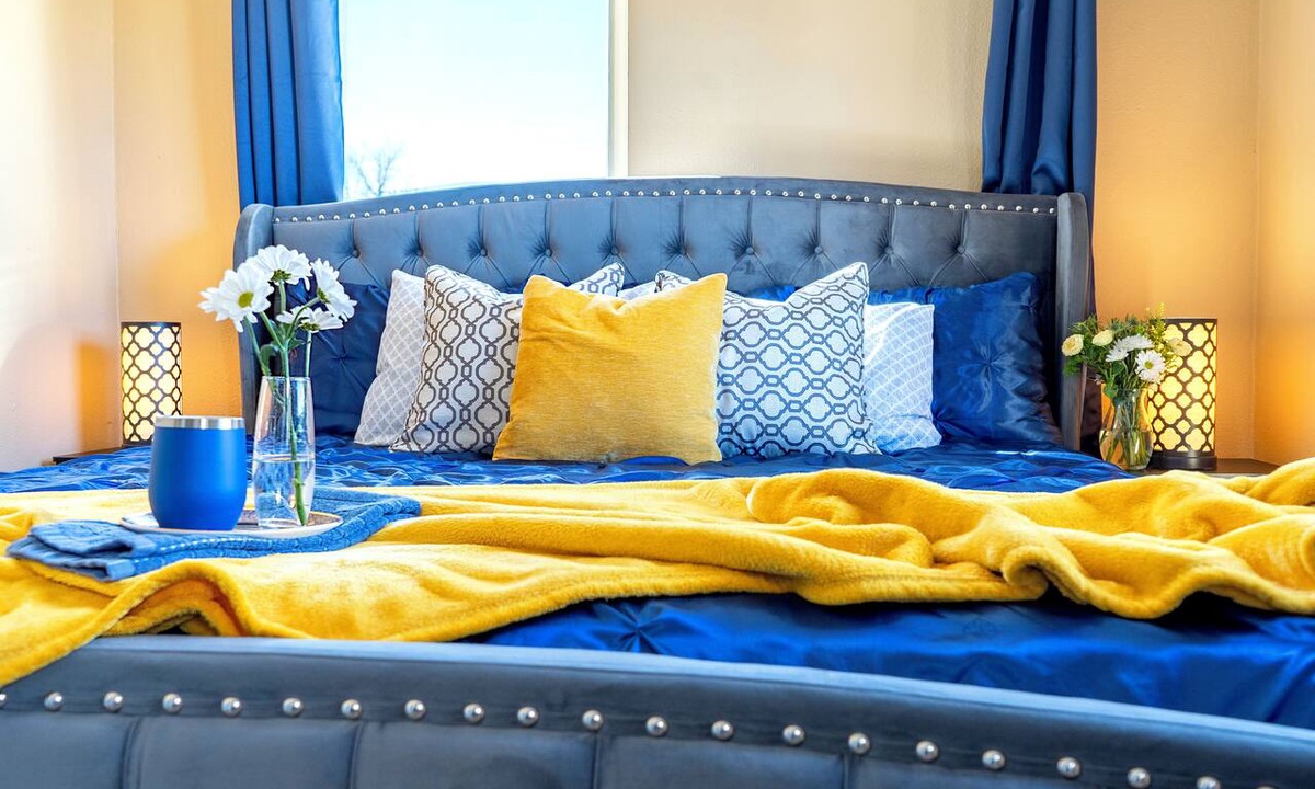 Page House | King bed/50" TVs/Fenced backyard/Fire table/Dogs welcome/Boat parking