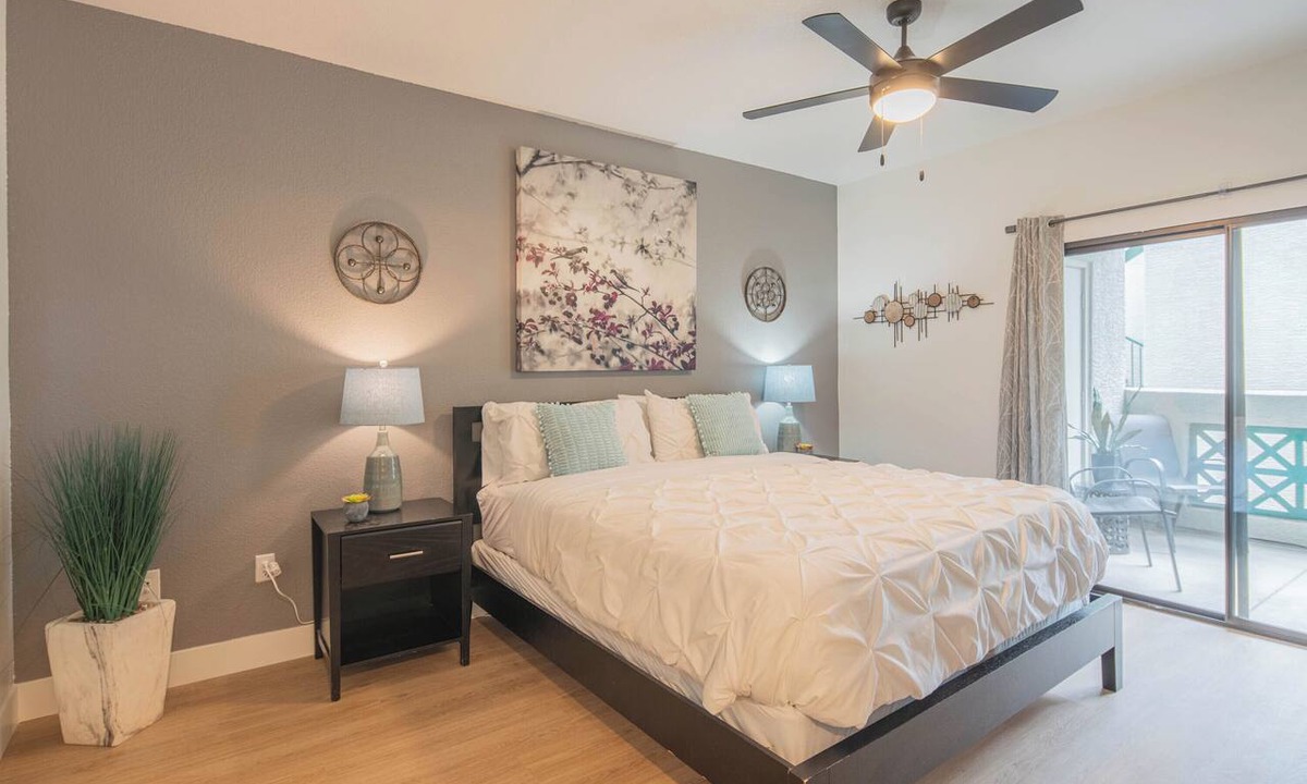 Kierland Condo | King Bed | Remodeled and Walkable| Adjacent Kierland Golf