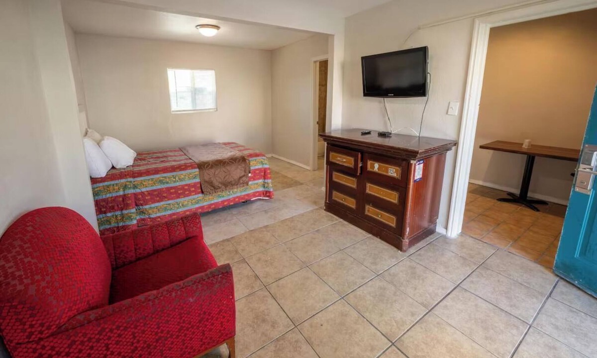Mesa Hotel | King Bed Room Near Phoenix Airport - Ideal for Travelers