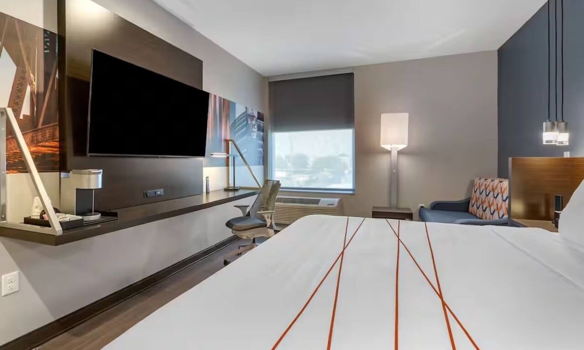 Riverside Hotel | King Room w/Sofa & Keurig | Minutes to Dining, ASU, & Phoenix Zoo | Rooftop Bar