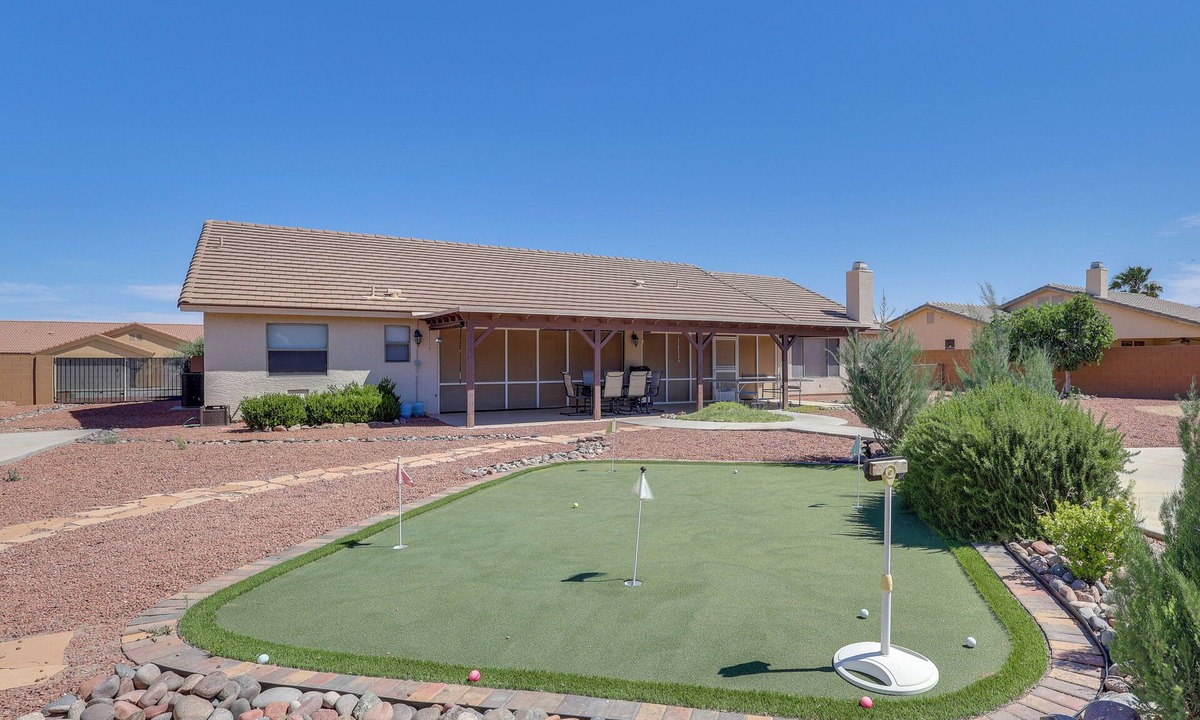 Kingman House | Kingman Mtn-View Home w/Putting Green & Ping-Pong