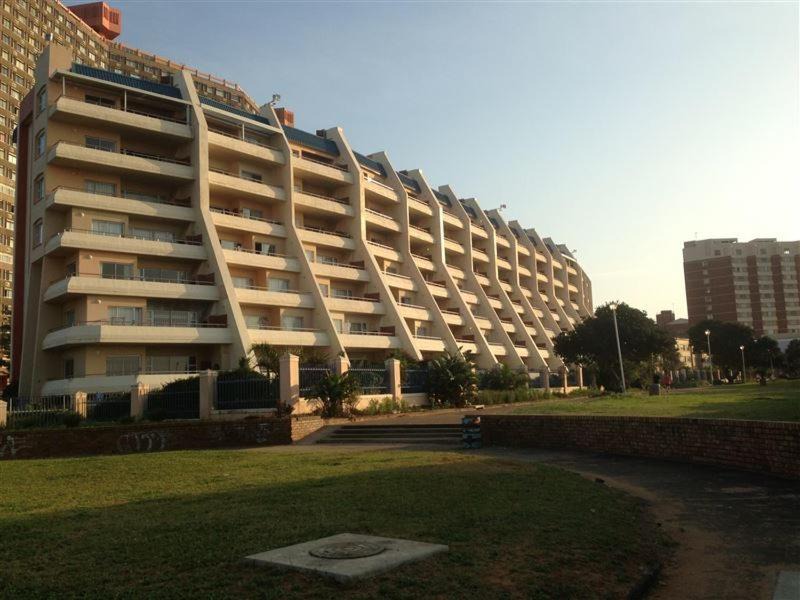 Kingsborough Apartment | L'escalier Cabanas Apartment