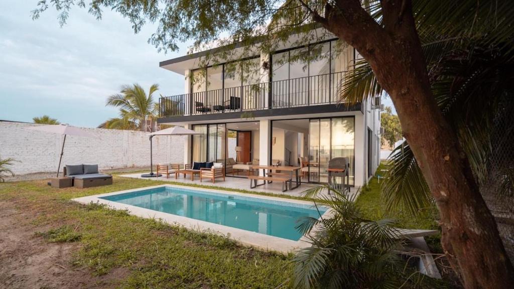 Paita Villa | Las Velas Colán Luxury Beachfront House with Pool