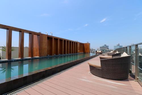 San Isidro Centro Financiero Apartment | Living 110 Suites by Wynwood House