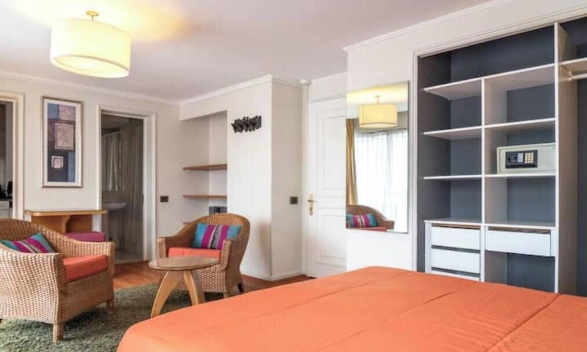 El Golf Apartment | Lovely STUDIO. Walking distance to MUT, Costanera Center and El Golf.