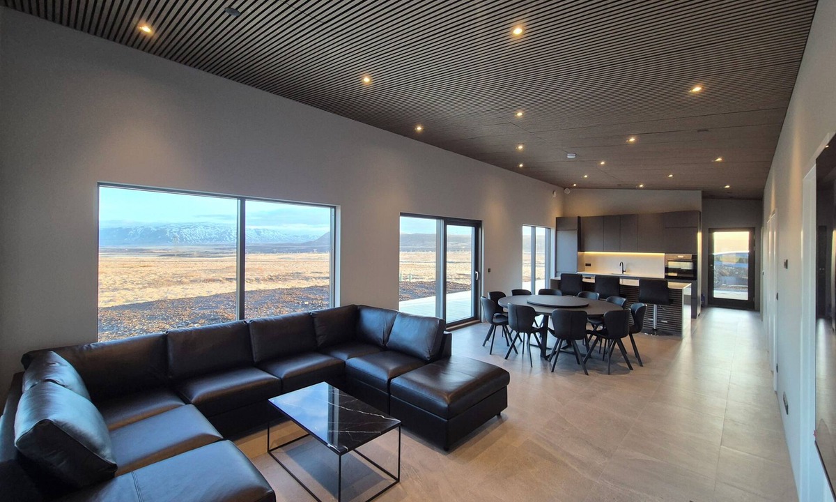 Selfoss House | Luxury 2026 Cabin w/Sauna, Jacuzzi & Amazing Views – Sleeps 10