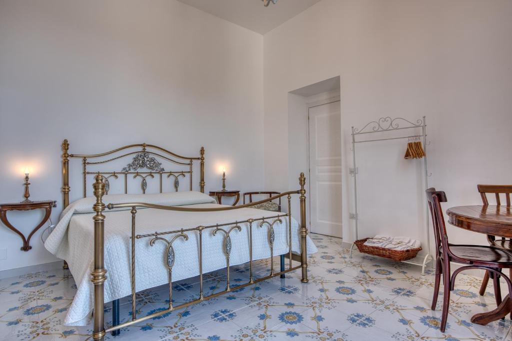 Angri Apartment | Lumina Two Suites in Historic Villa near Pompeii
