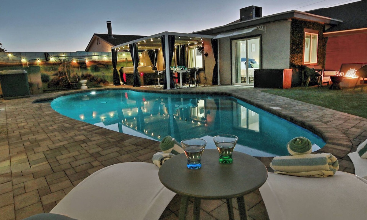 Pima Meadows House | Lunar: Old Town Luxury Heated Pool 2 Kings Gameroom Hottub Karaoke Privacy