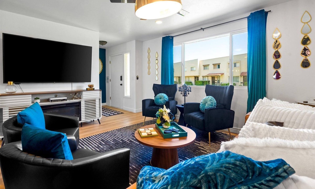 Casa Granada Townhouses House | Lux Stay - Hot Tub, Heated Pool, Mountain View, Walk to Old Town & Chef Kitchen!