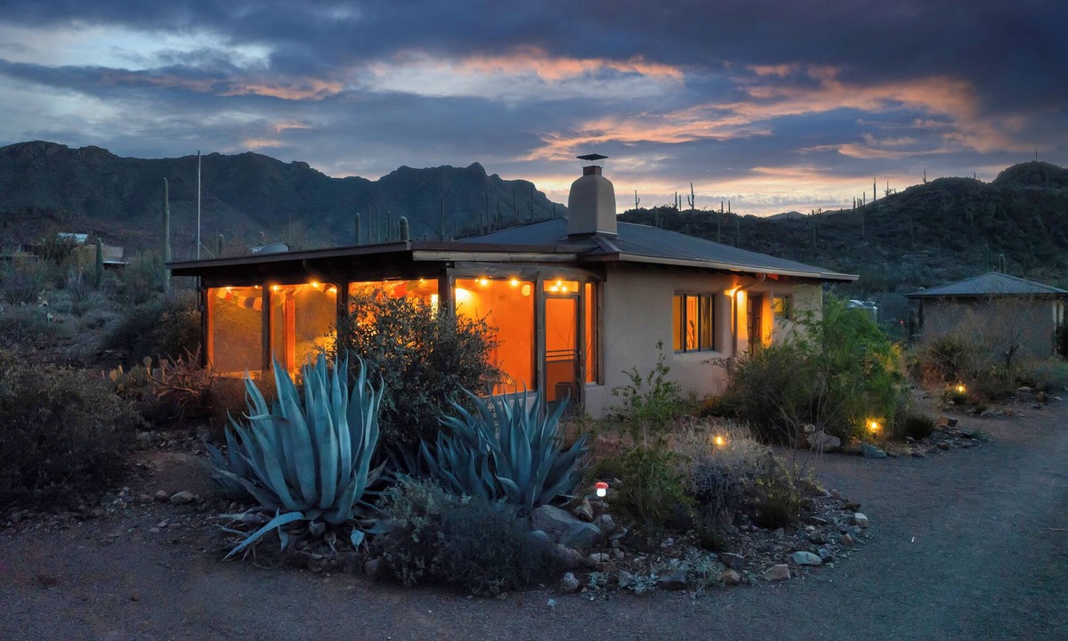 Tucson House | Luxe Straw Bale home on 3+ acres, 20 min to downtown!