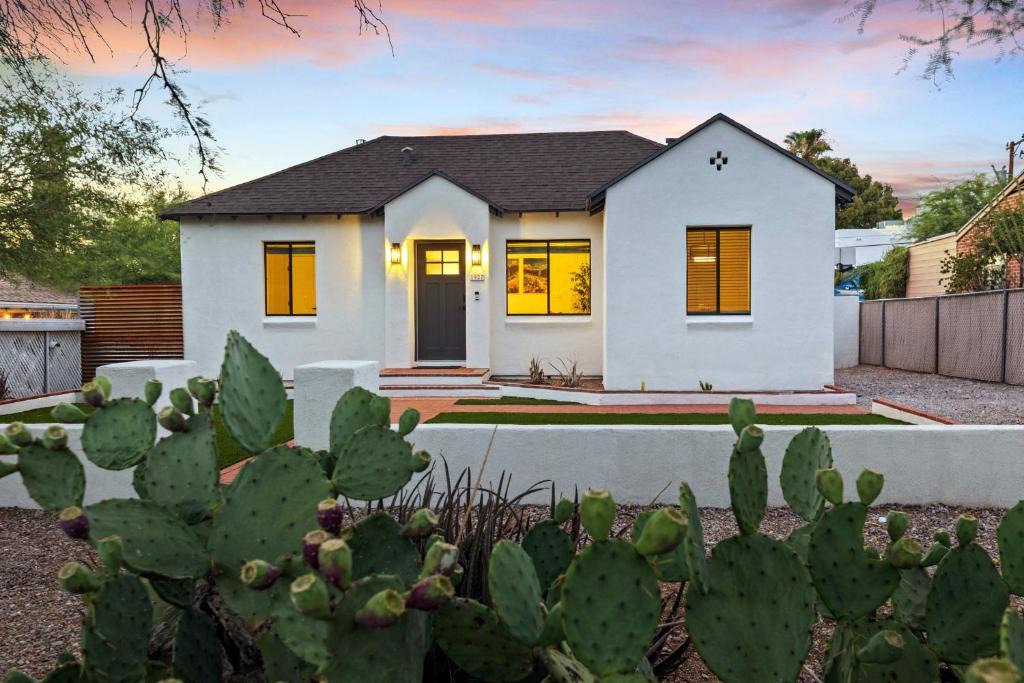 Sam Hughes House | Luxury 5 BR Retreat Sleeps 11 Near U of A