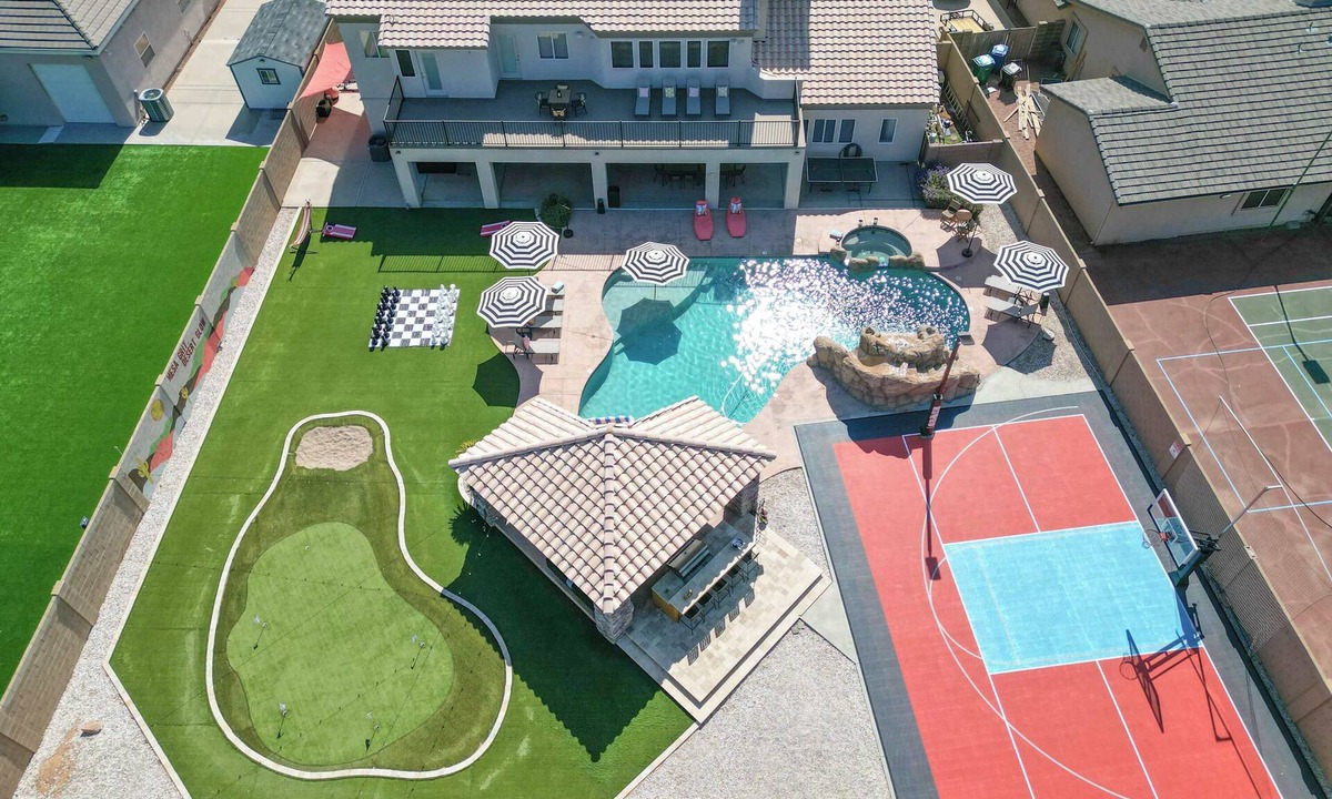 Mesa House | Luxury 6BR Retreat - Pool, BBQ, Theater and Games