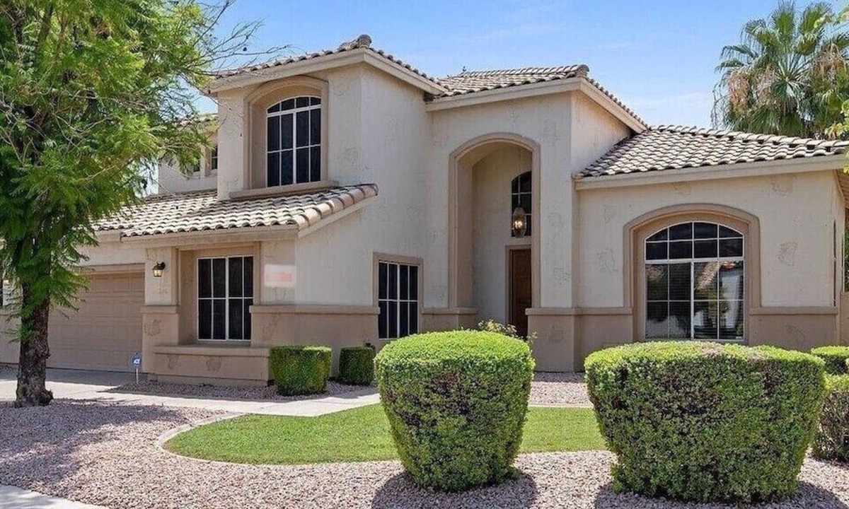Chandler House | LUXURY Desert Escape 6-Bedroom, 3 bathroom with Heated Pool SLEEPS 18!