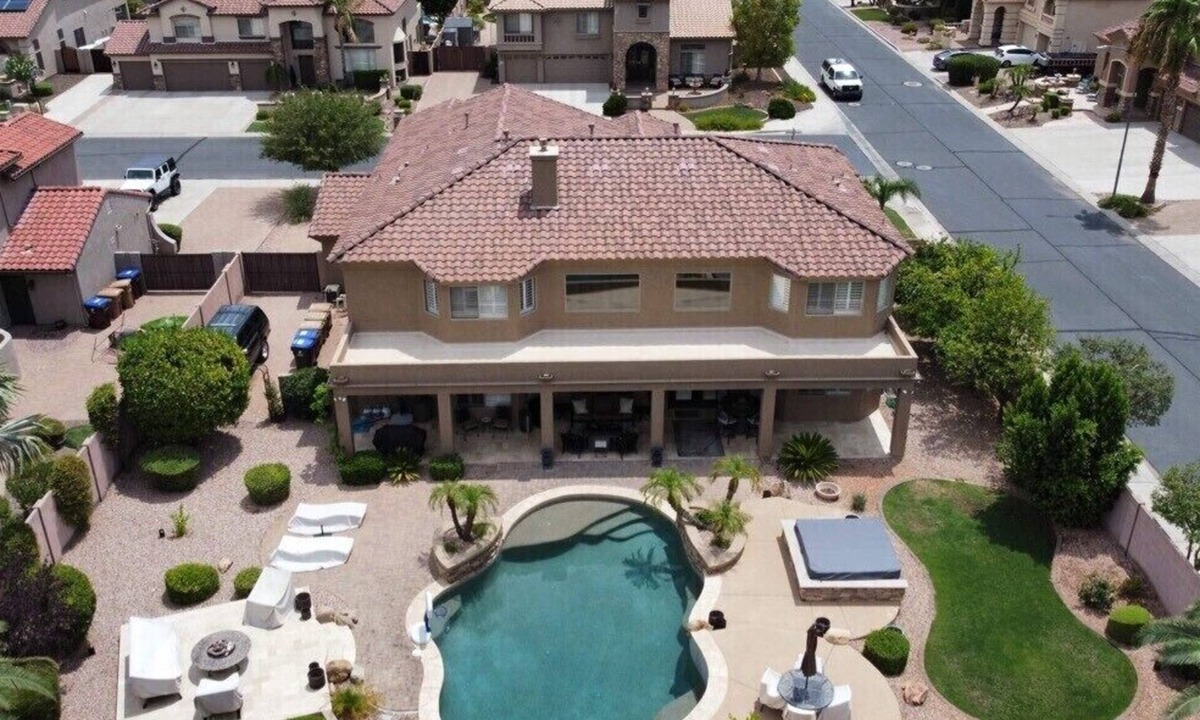 Pleasant Valley House | LUXURY DREAM HOME, 6 bdrm, gameroom, firepits, pool, hot tub, 5000 sq ft