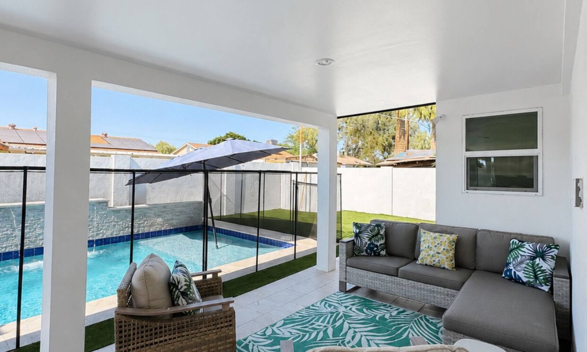 Alhambra House | Luxury Pool Home Near GCU Modern 5BR Retreat