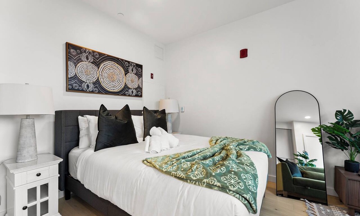 D Street - West Broadway Apartment | Luxury Studio Next to Broadway 8svt
