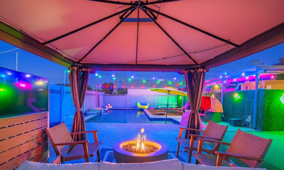 Scottsdale Estates Six House | Minutes to Old Town & Stadium, Hot Tub, Fire Pit, Pool, Bar, Gazebo, Sleeps 14